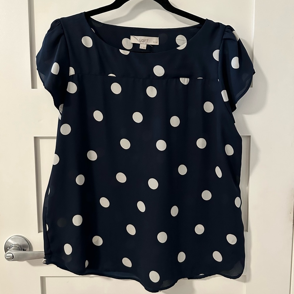 LOFT SHORT FLUTTER SLEEVE NAVY POLKA DOT CREPE BLOUSE SIZE LARGE PETITES